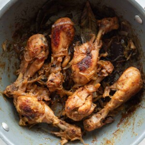 A picture of Quick Chicken with Caramelized Onions in a grey pan