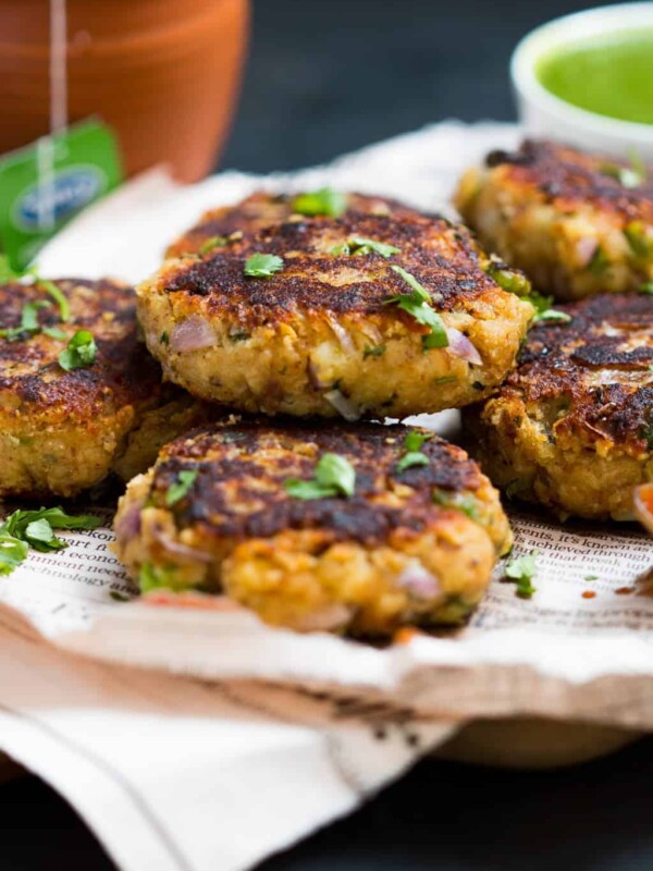 The tikkis garnished with coriander and chaat masala - to bring out the best flavors.
