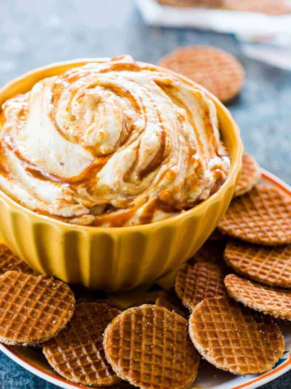 The cheesecake dip served with crackers.