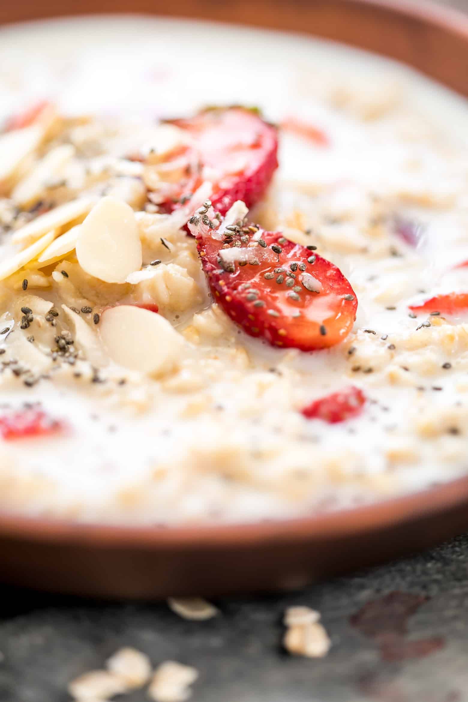 Healthy strawberries and cream breakfast oatmeal that is insanely delicious and tastes like your favourite cake, frosting and cupcake - all rolled into one! YUM!