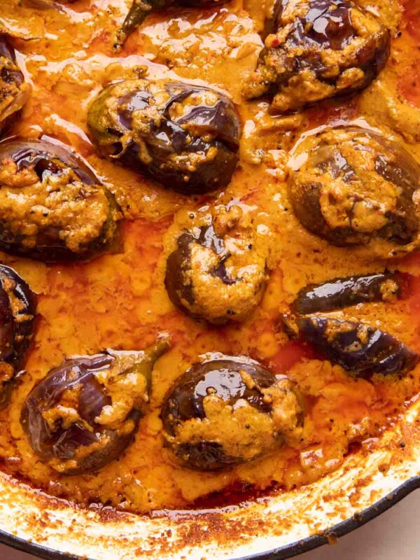 Picture of stuffed brinjal curry in a red enamel pan