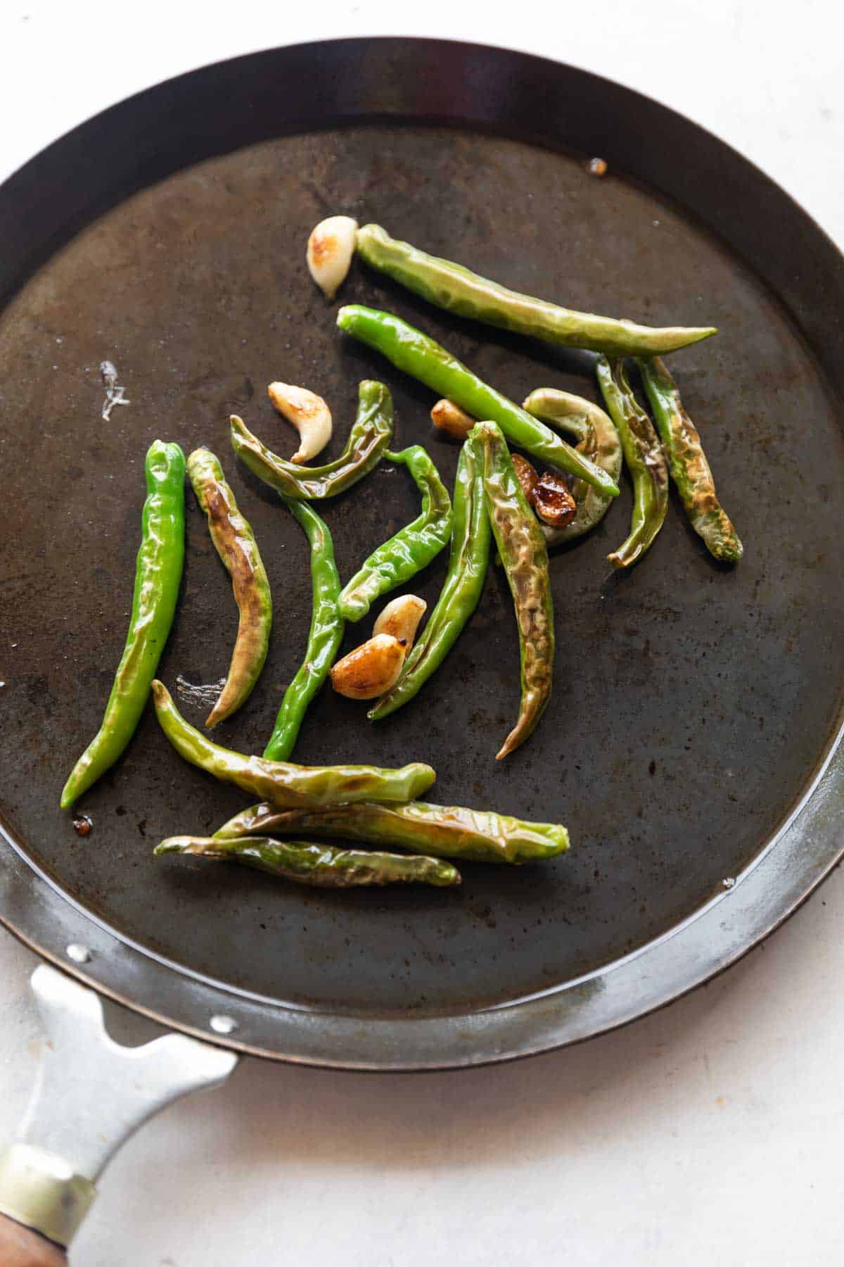 roasted garlic and green chilli tp make thecha