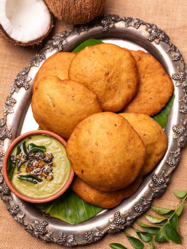 Mangalore buns on a platter, with coconut chutney