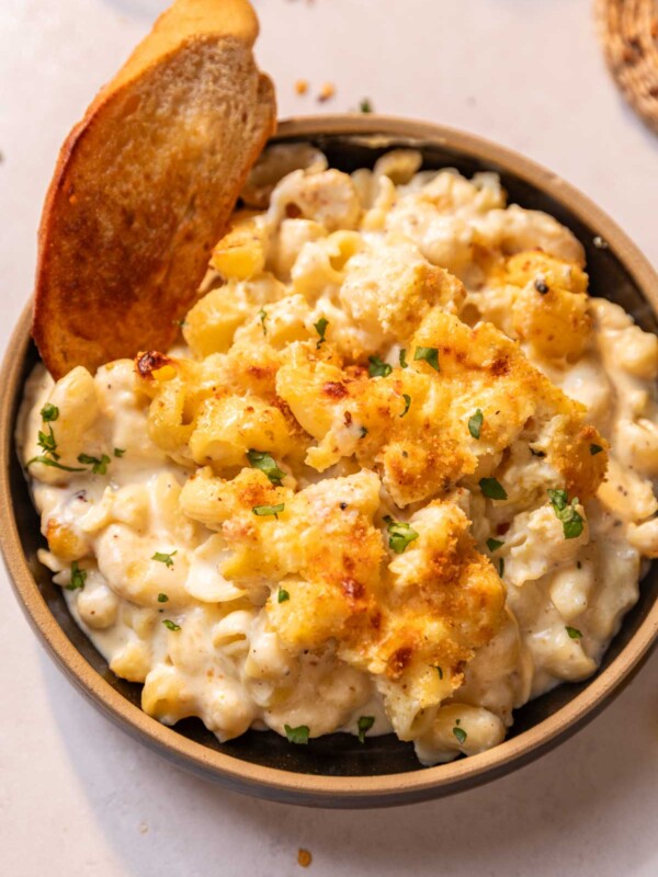 air fryer mac and cheese served in a bowl with crusty garlic bread